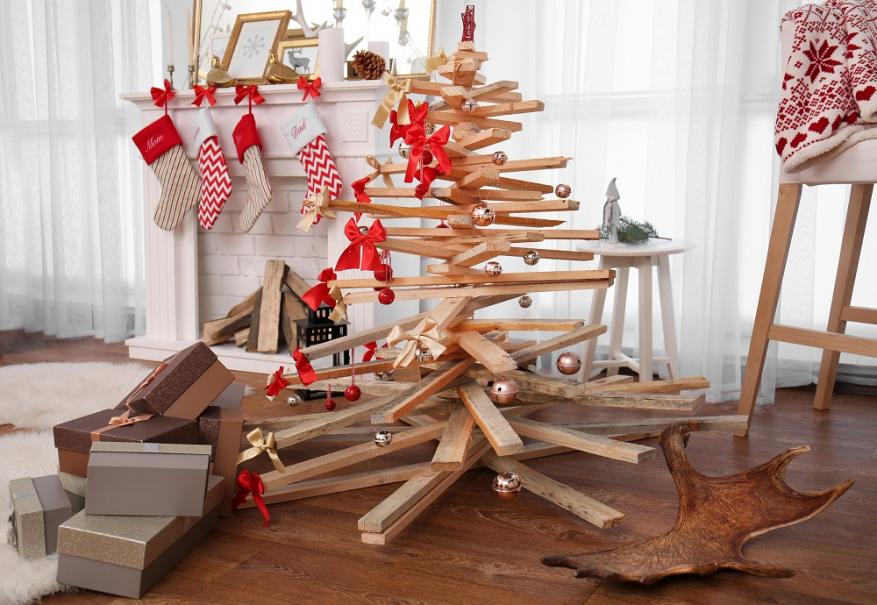 Sapin fait avec des planches de bois, décoré avec des chaussettes de Noël