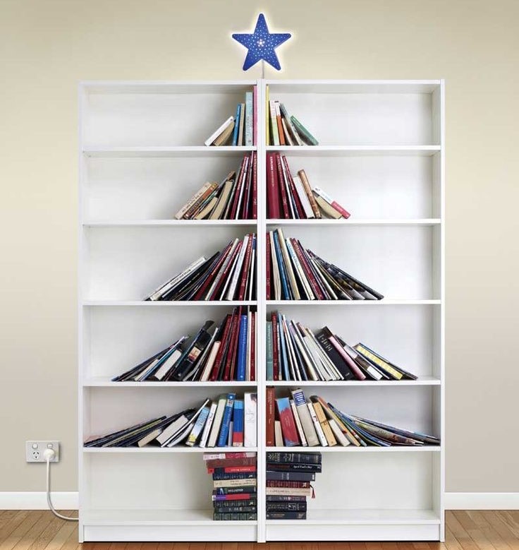 Livres dans une bibliothèques Ikea, formant un sapin de marketing digital Noël