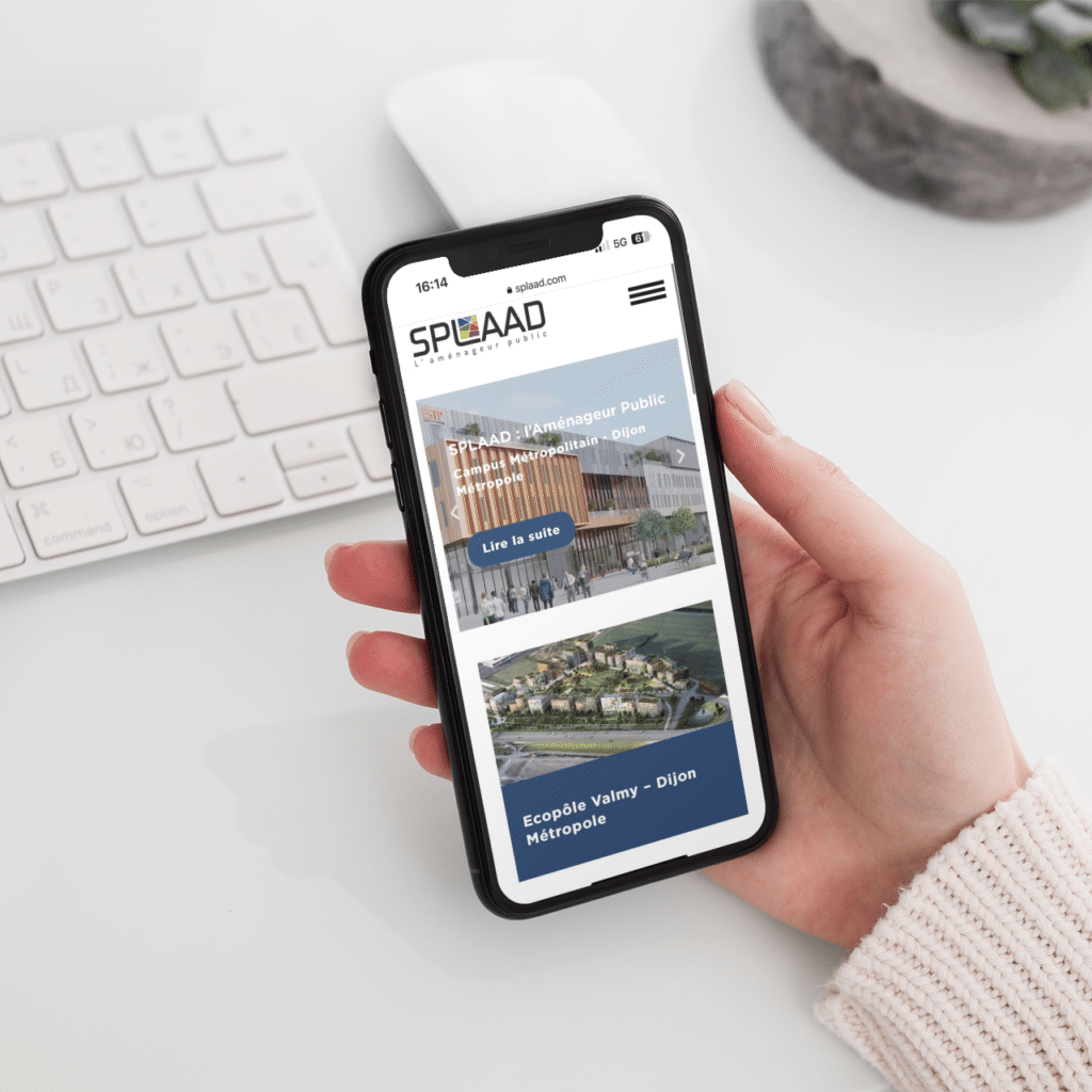 Personne qui tient un téléphone affichant le site web de la SPLAAD.
