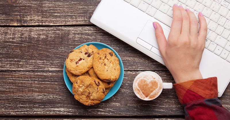 Photo ordinateur avec café et cookies