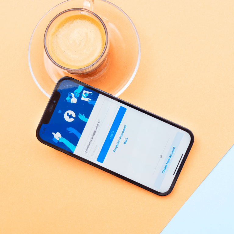 Iphone, application Facebooko, tasse de café, fond orange