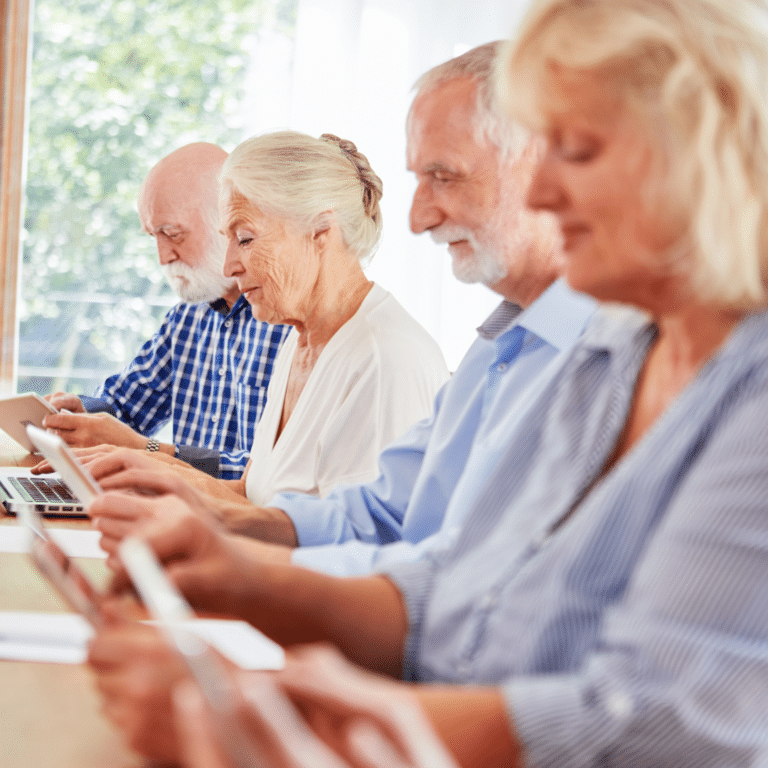 4 personnes âgées consultent leur smartphone