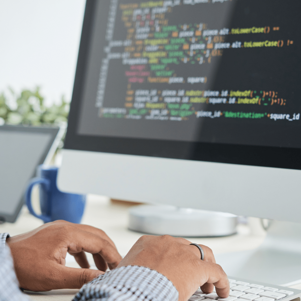 développeur code sur ordinateur CMS