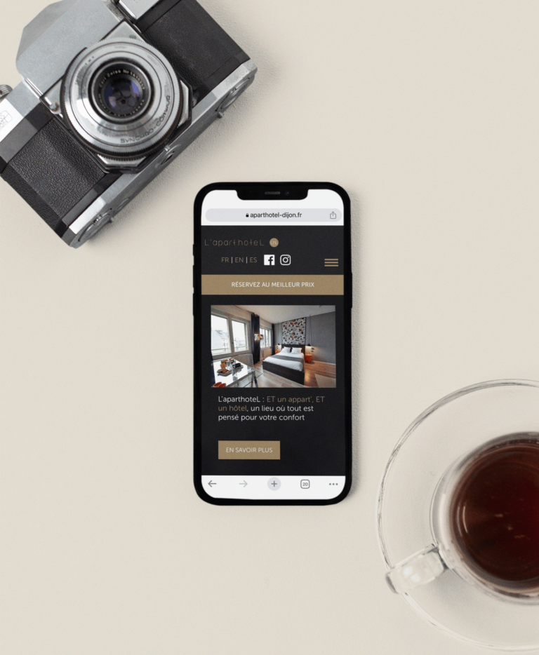 Mockup site aparthotel smartphone appareil photo tasse de thé