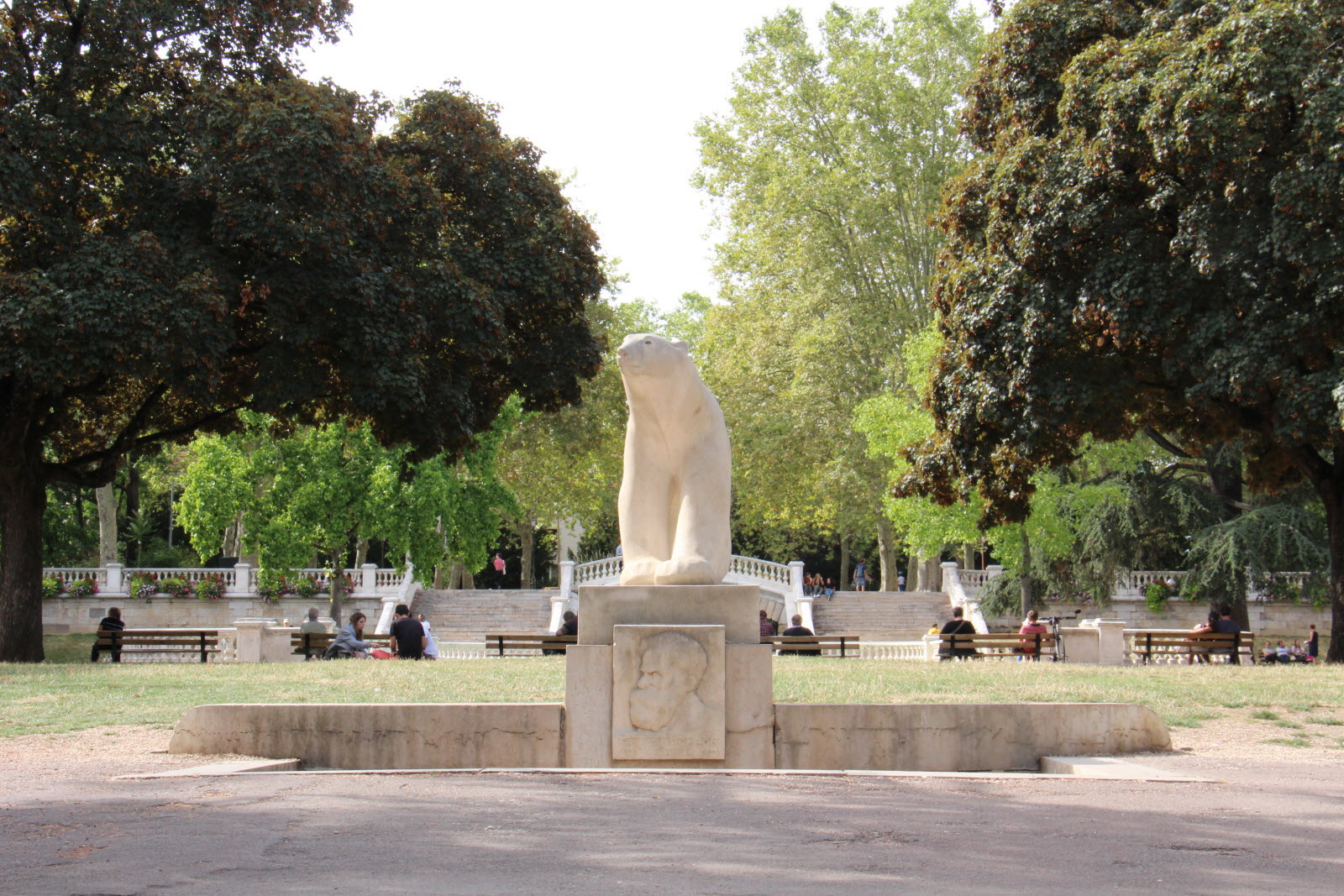 statue ours pompon côte d'or